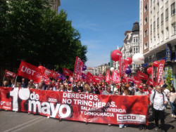 Unas 2.000 personas reclaman en Santander "salario, techo y tiempo" en la manifestaci&oacute;n del 1 de Mayo