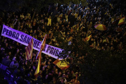 Unas 500 personas se concentran por segunda vez frente a Ferraz para protestar por el pacto del PSOE y ERC y la amnist&iacute;a