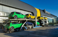 Unas 500 unidades del `R5` de Renault llegan a concesionarios españoles a través de los puertos de Santander y Barcelona