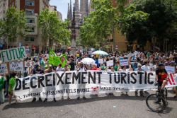 Unas 600 personas protestan contra la masificaci&oacute;n tur&iacute;stica en Barcelona seg&uacute;n cifras municipales