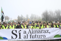 Unas 7.000 personas se manifiestan hasta las puertas de la Central Nuclear de Almaraz para reclamar su continuidad