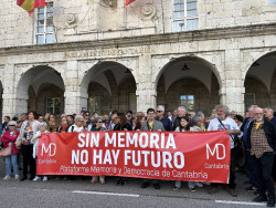 Unas cincuenta  personas defiende en Santander que "sin memoria no hay futuro"