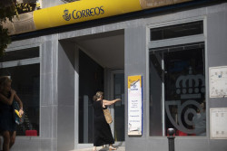 Unos 400.000 solicitantes de voto por correo a&uacute;n no han cogido su documentaci&oacute;n en Correos, 50.000 menos que anoche