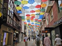 Unos 900 paraguas de colores decorarán la calle Consolación durante las fiestas de la Virgen Grande de Torrelavega