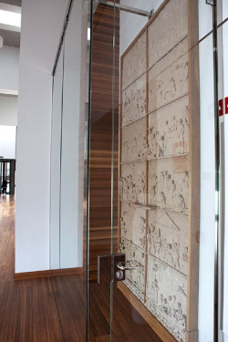 Valdecilla incorpora a su galería de arte la `Puerta de Cantabria`, del escultor José Antonio Barquín