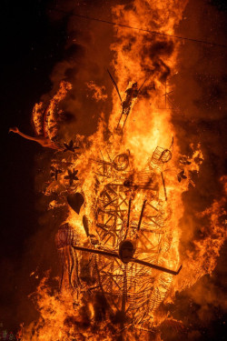 Valencia dice adi&oacute;s a unas Fallas "emocionantes", calurosas y multitudinarias