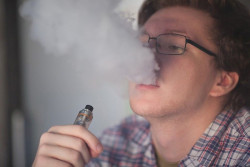 Vapear, vinculado con hasta 7 veces mayor riesgo de COVID-19 en adolescentes y adultos j&oacute;venes