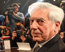 Vargas Llosa, hospitalizado por covid desde el pasado s&aacute;bado