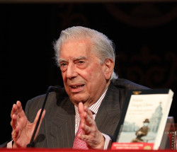 Vargas Llosa supera el covid y abandona el hospital para "seguir con la recuperaci&oacute;n"