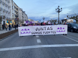 Varios miles  de personas recorren Santander para reivindicar los derechos de las mujeres 