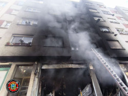 Vecinos de Leopoldo Pardo pasan la noche fuera de sus casas por el apuntalamiento del edificio tras el incendio