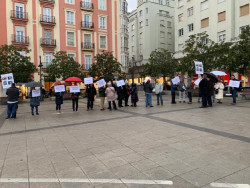 Vecinos del centro de Santander se concentran para pedir a la alcaldesa Gema Igual una gestión "racional" de la limpieza y recogida de residuos