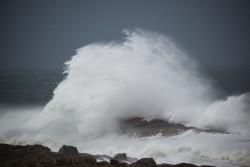 Vientos de 80 km/h y olas de hasta 7 metros ponen en ma&ntilde;ana en riesgo 9 provincias del norte, con t&eacute;rmometros en ascenso