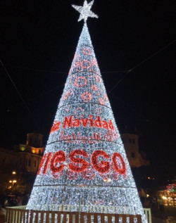 Viesgo despues de subirnos la luz nos planta un pino publicitario pero iluminado en Alfonso XIII 