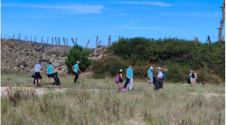 Voluntarios retiran cerca de cien kilos de residuos en Oyambre