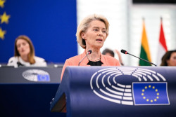 Von der Leyen arremete contra extremismos para defenderse en una moción que sólo avala la extrema derecha