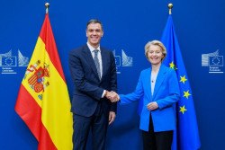  Von der Leyen  celebra el compromiso de S&aacute;nchez  de aumentar el gasto en defensa