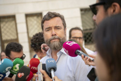 Vox anuncia que no ser&aacute; "obst&aacute;culo" para la investidura de Feij&oacute;o si convence a "un pu&ntilde;ado" de diputados del PSOE