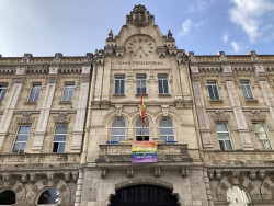 Vox exige retirar la bandera LGTBI del Ayuntamiento de Santander y lamenta que la prioridad de la alcaldesa sea desplegar la bandera