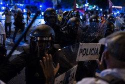 Vox lidera una manifestaci&oacute;n de protesta contra S&aacute;nchez que acaba con disturbios entre manifestantes y polic&iacute;a