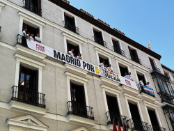 Vox presenta una queja ante la Presidencia del Pleno para que el PSOE retire la bandera LGTBI de la fachada de Grupos