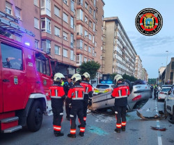 Vuelca un coche tras un accidente en la calle Castilla de Santander