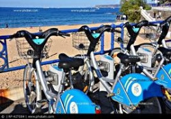 Y ahora nos quieren poner  casco para montar en bici