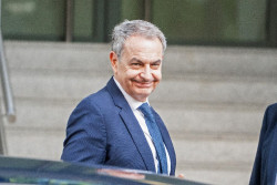 Zapatero, el enjoyado, se monta una auto entrevista en la TVE, lo pone peor y no saca a las hijas de una imputaci&oacute;n